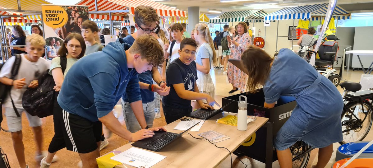 RealStars ging weer van start! Meer dan 130 leerlingen bezochten de RealStars markt in de aula. 19 instanties boden superleuke projecten aan waar jongens en meiden zich kunnen inzetten voor vrijwillige maatschappelijke diensttijd in onze mooie stad Gouda. 
<a href="/samenvoorgouda/">Samen voor Goud</a>