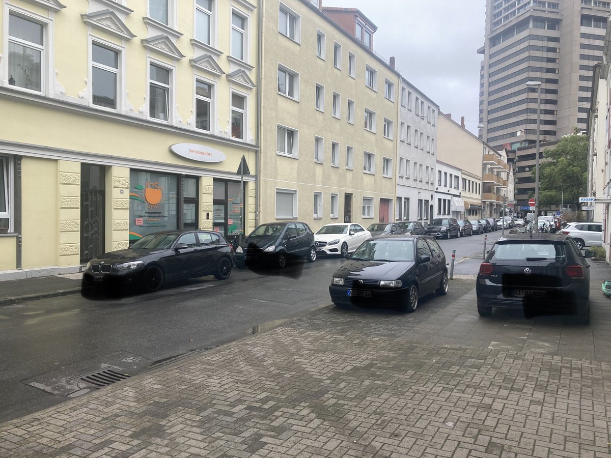 30161Hannover's tweet photo. Mal wieder Grüßt das Halteverbot und der Gehweg in der Hallerstraße die @Polizei_H, die @hannover und @andieckeparkt heute gegen 14:30 https://t.co/2UQHJFgXFK