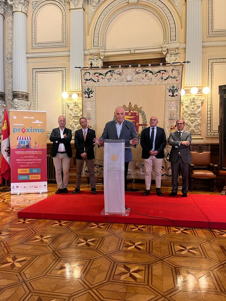 Nuestro vicepresidente <a href="/JavierLabarga/">JLabarga</a> ha asistido esta mañana a la presentación de la nueva campaña "Bono Próximo - Otoño" para revitalizar las ventas del comercio de proximidad. 
Campaña puesta en marcha junto a <a href="/AyuntamientoVLL/">Ayto. de Valladolid</a> <a href="/FECOSVA/">FECOSVA</a> <a href="/Avadeco_/">Avadeco_</a> <a href="/UnicajaBanco/">Unicaja</a>