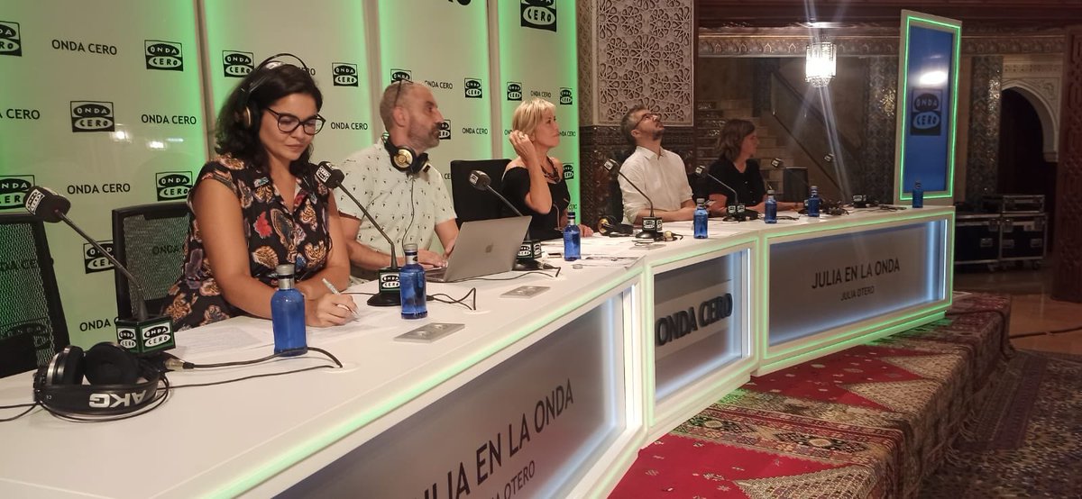 ondacero_sev's tweet photo. 🎙️En directo desde la @FunTresCulturas todo el equipo de @Juliaenlaonda de @julia_otero presentando programación en #Andalucía 👏👏👏👏📻 https://t.co/c808eAPm5J