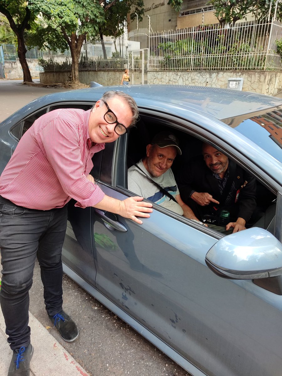 Buenos días, el profesor Herbert Koeneke ya apareció en San Bernardino esta mañana. Un taxista lo encontró, lo reportó y lo cuidó mientras llegábamos a buscarlo. Una familia de la zona le dió atención y comida, ahora sí la información es certera.Gracias a todos por el apoyo 🙏🏻