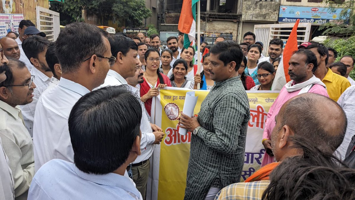 आज सीहोर में #mppatwarisangh द्वारा अपनी #2800gradepay, व अन्य मांगों के संबंध रिकार्ड #76यूनिट  रक्तदान किया गया।
<a href="/ChouhanShivraj/">Shivraj Singh Chouhan</a> <a href="/mppatwarisangh/">मध्यप्रदेश पटवारी संघ भोपाल</a> <a href="/BJP4MP/">BJP Madhya Pradesh</a> <a href="/OfficeOfKNath/">Kamal Nath</a> <a href="/vdsharmabjp/">VD Sharma</a> <a href="/INCMP/">MP Congress</a> <a href="/jitupatwari/">Jitendra (Jitu) Patwari</a> <a href="/MPTakOfficial/">MP Tak</a> <a href="/SaralTalk/">Saral Talk</a> <a href="/thelapeta/">The लपेटा</a> <a href="/narendramodi/">Narendra Modi</a> <a href="/AmitShahOffice/">Office of Amit Shah</a> <a href="/ZeeNews/">Zee News</a>