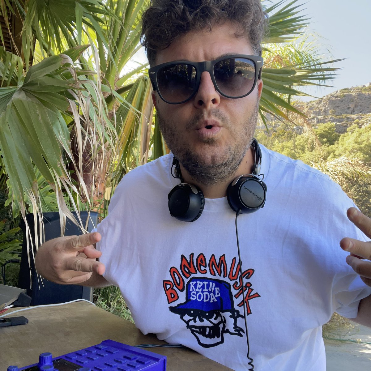 billyrhodes's tweet photo. I ordered another print from the @keinemusikcrue x @bonesoda collab and received this awesome Bonemusik Tee! Hope next time get my #London one
#keinemusik #bonesoda #tshirt
#music
#fashion
#style #newtshirt #music #dj #electronic #faliraki #faliraki23 https://t.co/F0xgnGX4nm