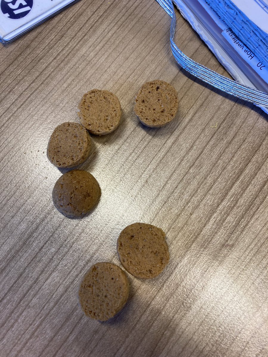 Oeps! #pepernoten #pepernoten #pepernoten #kruidnoten #hetseizoenisgeopend #fijnecollegas #beginvandekerstkilos