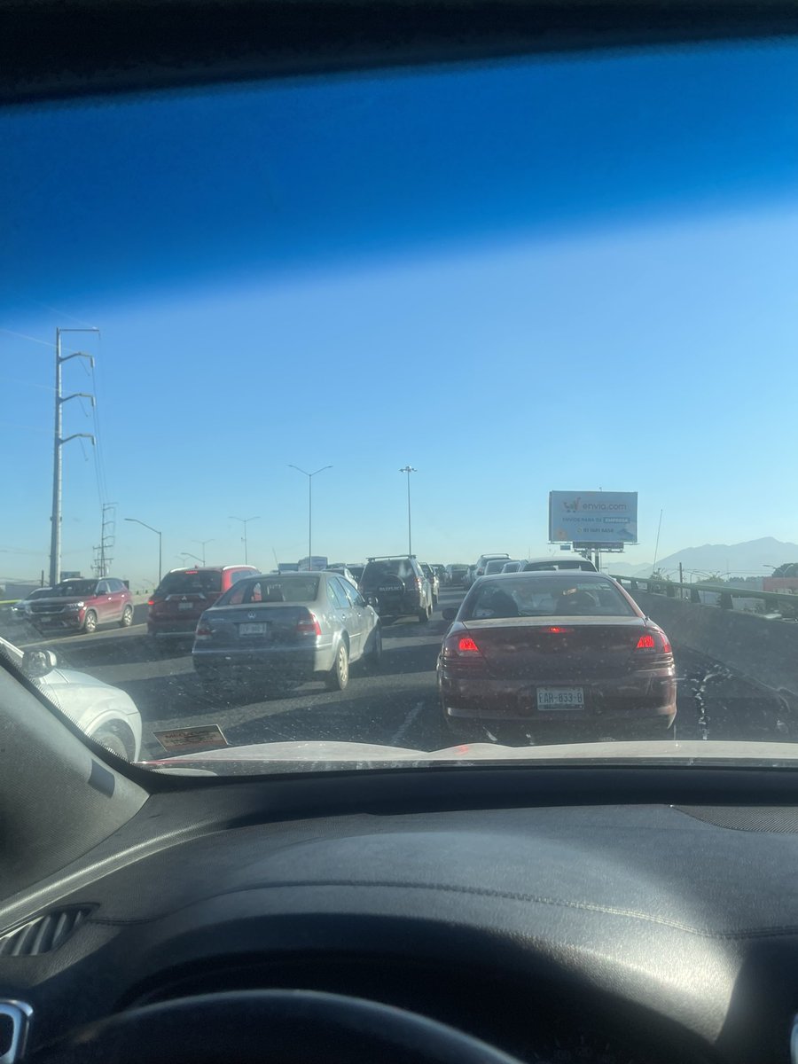 jesusf41's tweet photo. Que pinche monserga el trafico a todas horas en #Saltillo urgen soluciones trayectos de 3km en 40 min son chingaderas https://t.co/WwE6QmAiZI