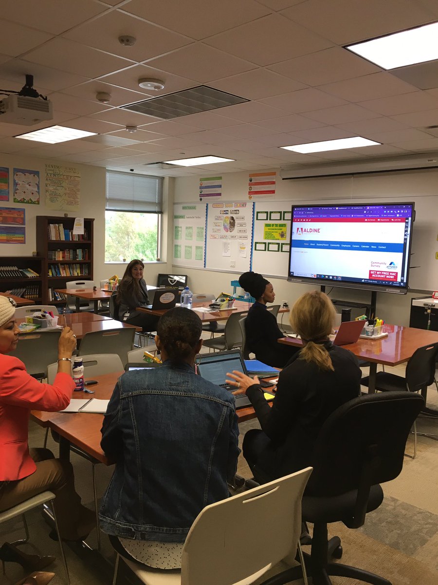 HoseaPipkins's tweet photo. Snap&amp;Read training at Victory this morning. The English department collaborating with DLS Arlette Deal.#DLSbydls @EricLevels @andiesoliz https://t.co/f47to9nxFg