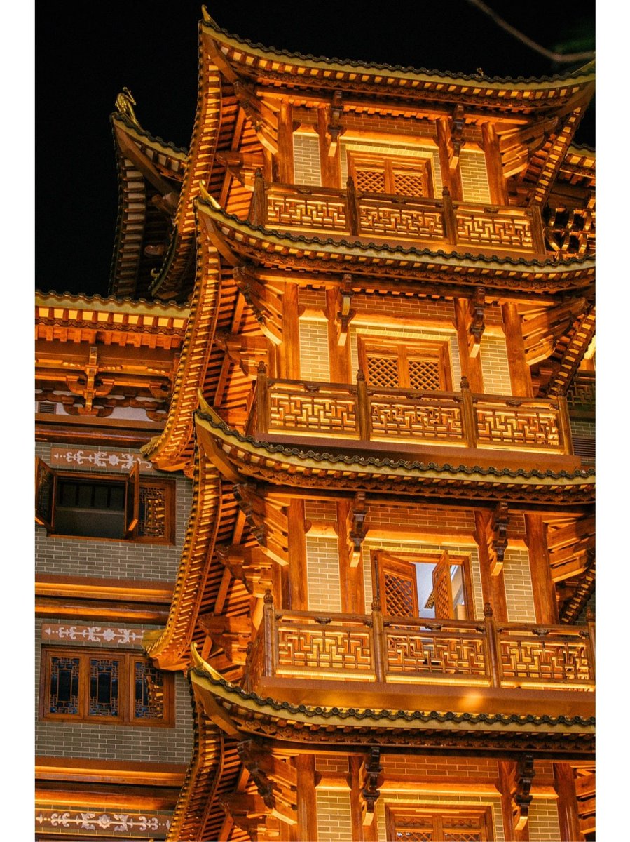 Guangzhou_City's tweet photo. #DafoTemple is a magical spiritual sanctuary amidst the urban bustle. 🌙🏮
Step into the ancient temple, it feels like a door separates different worlds. Step back outside to find the vibrant #BeijingRoad again – a stark contrast from the tranquility within! 🤩
📷 是豆包不是豆皮 https://t.co/SeBwxShGBY