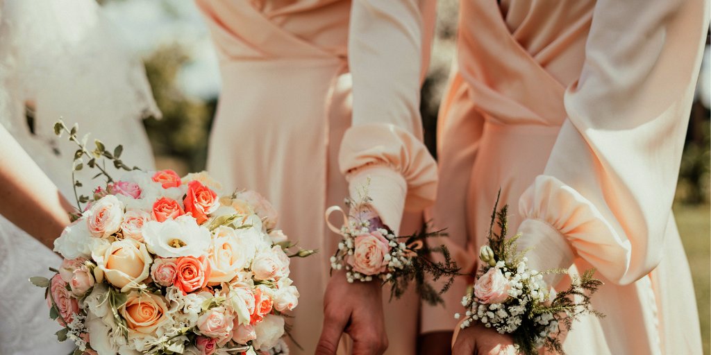 Fall is upon us! How can you keep your bridal party warm yet chic for outdoor portraits? Consider shawls, wraps and stylish jackets to add both style and functionality to your wedding ensemble.

#weddingwednesday #weddingtips #Clevelandweddingvenue #Clevelandweddings