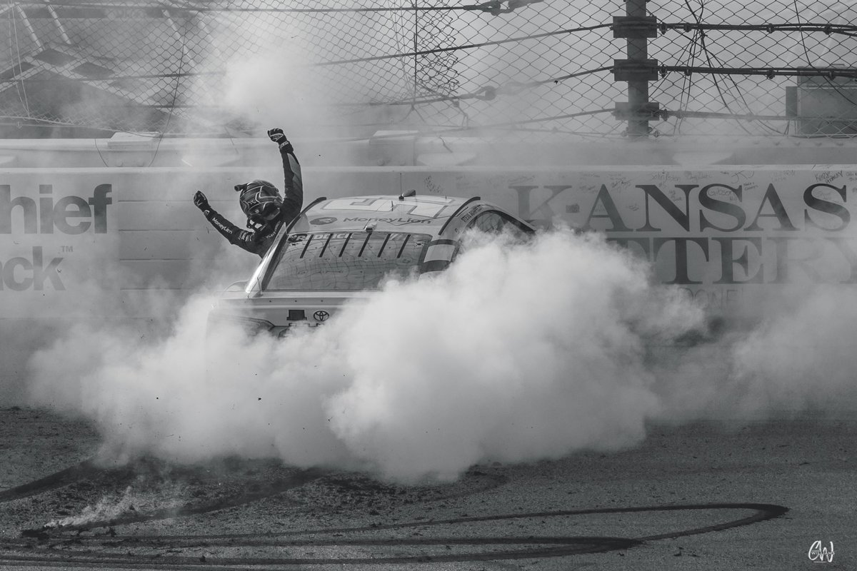 CWPhotograph's tweet photo. When you do a burnout do an Epic Burnout!! #NASCARPlayoffs https://t.co/Bx3x44ejyT