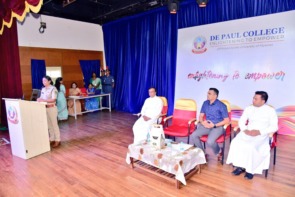 SPmysuru's tweet photo. #spmysuru ಶ್ರೀಮತಿ.ಸೀಮಾ ಲಾಟ್ಕರ್ ಐಪಿಎಸ್ ರವರಿಂದು ಕಾಲೇಜುಗಳಿಗೆ ಭೇಟಿ ನೀಡಿ, ಕಾರ್ಯಕ್ರಮದಲ್ಲಿ ಪಾಲ್ಗೊಂಡು ವಿದ್ಯಾರ್ಥಿಗಳಿಗೆ ಮಾದಕ ವಸ್ತುಗಳ ಬಳಕೆ ದುಷ್ಪರಿಣಾಮಗಳು, ಪೋಕ್ಸೋ ಕಾಯ್ದೆ ಕುರಿತು ಅರಿವು & Ragging ನ ಬಗ್ಗೆ ಮಾತನಾಡಿದರು. @KarnatakaCops @DgpKarnataka @Rangepol_SR https://t.co/tZAVRE0y5t
