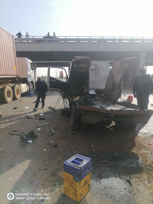 MARIUSBROODRYK's tweet image. 13 September 2023
15:50
CIT HEIST
R554 under N3 highway..

Robbers fled direction Alberton

#GautengCrime 
@TheFarEastFiles @AgentLeonV3 @broodryk5 @MikeSaReports @crimemind3 @CrimeReportHQ @crimeairnetwork