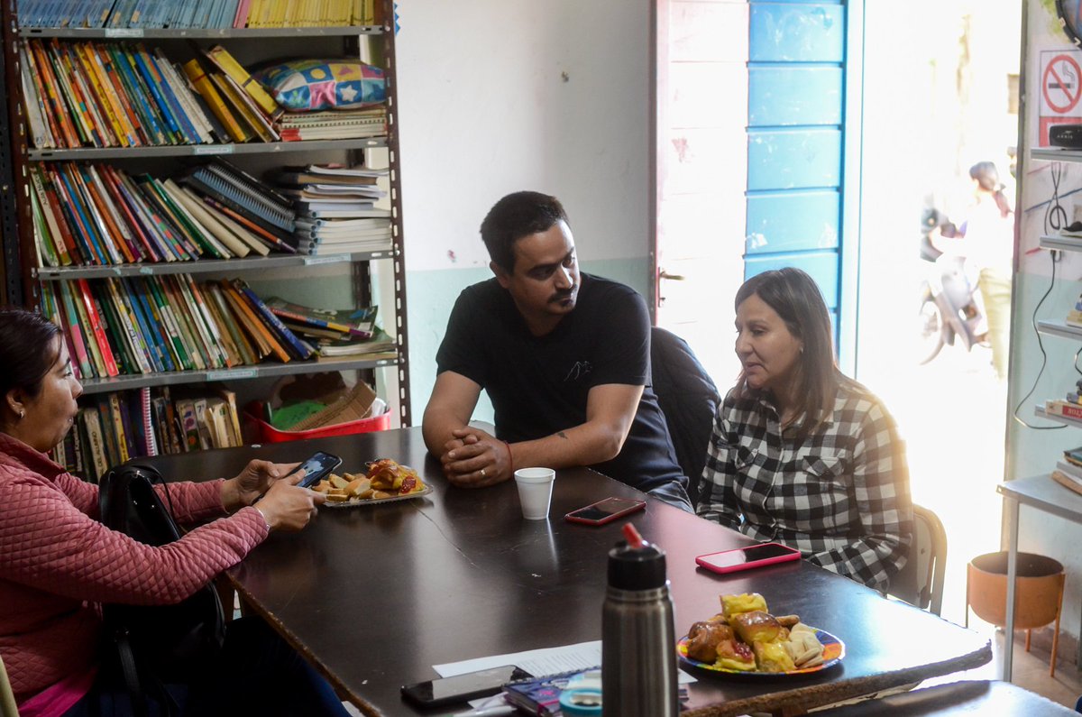 CulturasLaRioja's tweet photo. Estamos realizando distintas vecinas a los centros vecinales en donde se desarrollan los talleres del programa Culturas Activas 📍

Nos reunimos con sus encargadxs y con las y los talleristas para entablar diálogos y así atender las necesidades que van surgiendo. https://t.co/yak8jtGhrE