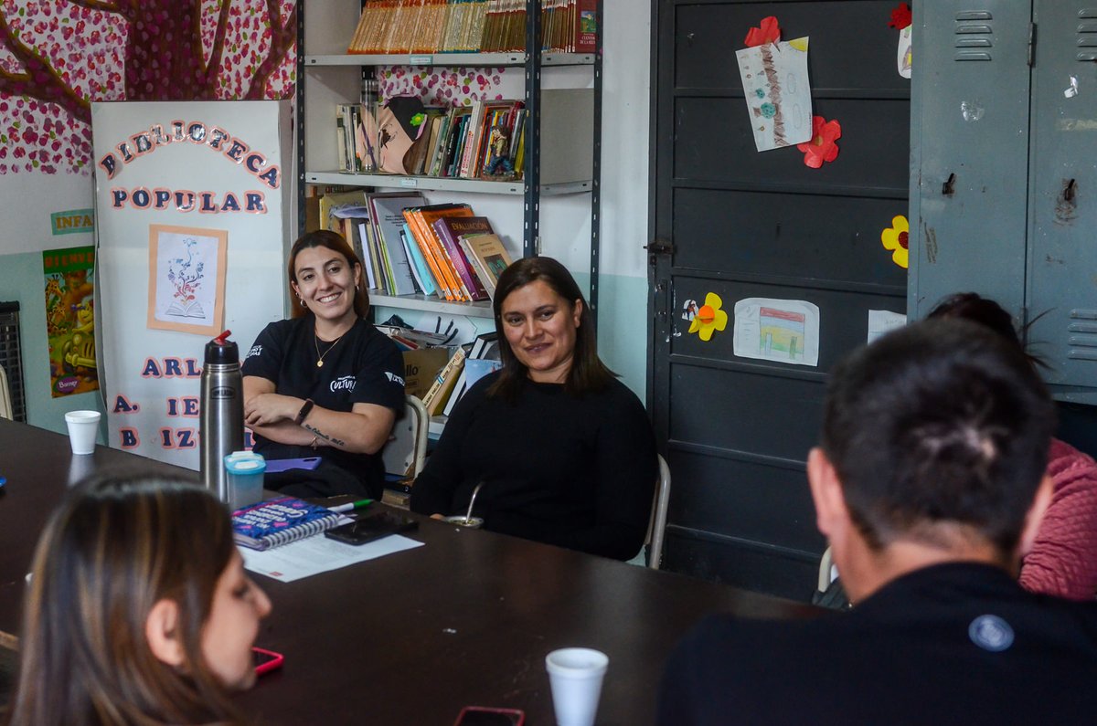 CulturasLaRioja's tweet photo. Estamos realizando distintas vecinas a los centros vecinales en donde se desarrollan los talleres del programa Culturas Activas 📍

Nos reunimos con sus encargadxs y con las y los talleristas para entablar diálogos y así atender las necesidades que van surgiendo. https://t.co/yak8jtGhrE