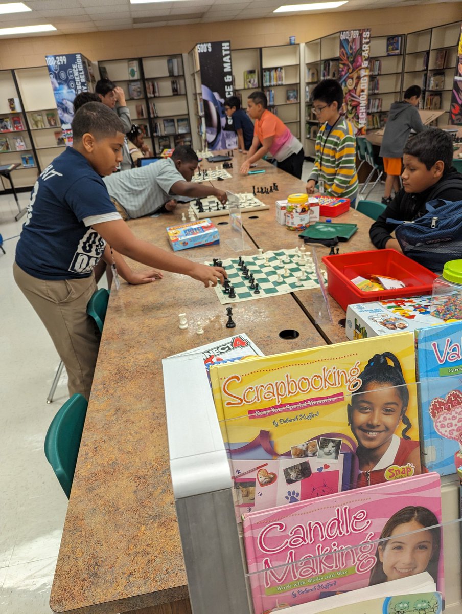 ShotwellMS_AISD's tweet photo. Yesterday marked our first Chess Club meeting of the year. Needless to say, we have some Chess masters in our midst. #forwardalways @DeniseWin17 @PDMoody1 @danielslackjr https://t.co/ccm1wpCZ6E