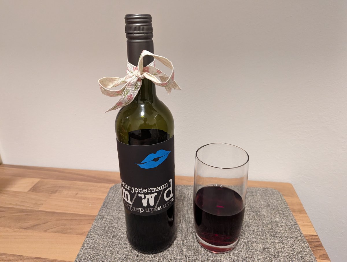 I moved three days after #Eurofurence and this gift I got reminded me of <a href="/Unclekage/">Uncle Kage, now at 🟦sķy</a>... I can't imagine why 🧐