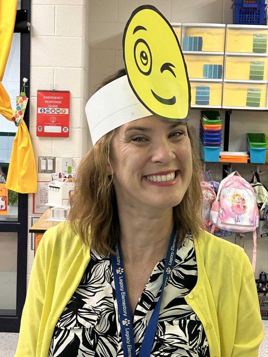 MrsColliersKs's tweet photo. It’s always sunny in Kindergarten with Mrs Bugaj @JokeOfBugaj Happy Yellow Day @LCPSLegacy https://t.co/yXbMYlubFD
