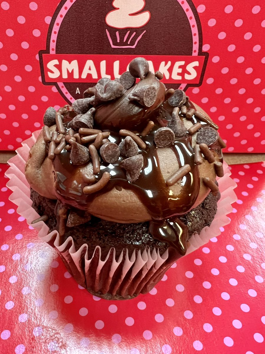 SmallCakesNDH's tweet image. It’s #InternationalChocolateDay 🍫 &amp;amp; 🥜 #NationalPeanutDay! Celebrate with todays Specials #Fluffernutter #DeathByChocolate #Keylime #cupcakes +17 signature flavors BakedFreshDaily! Order pickup 404.621.9634 or SmallcakesDruidHills.com/online-store! Or get delivery thru UberEats or DoorDash!