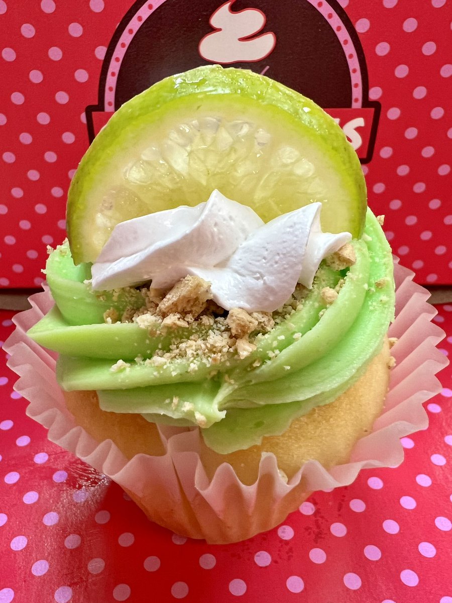 SmallCakesNDH's tweet image. It’s #InternationalChocolateDay 🍫 &amp;amp; 🥜 #NationalPeanutDay! Celebrate with todays Specials #Fluffernutter #DeathByChocolate #Keylime #cupcakes +17 signature flavors BakedFreshDaily! Order pickup 404.621.9634 or SmallcakesDruidHills.com/online-store! Or get delivery thru UberEats or DoorDash!