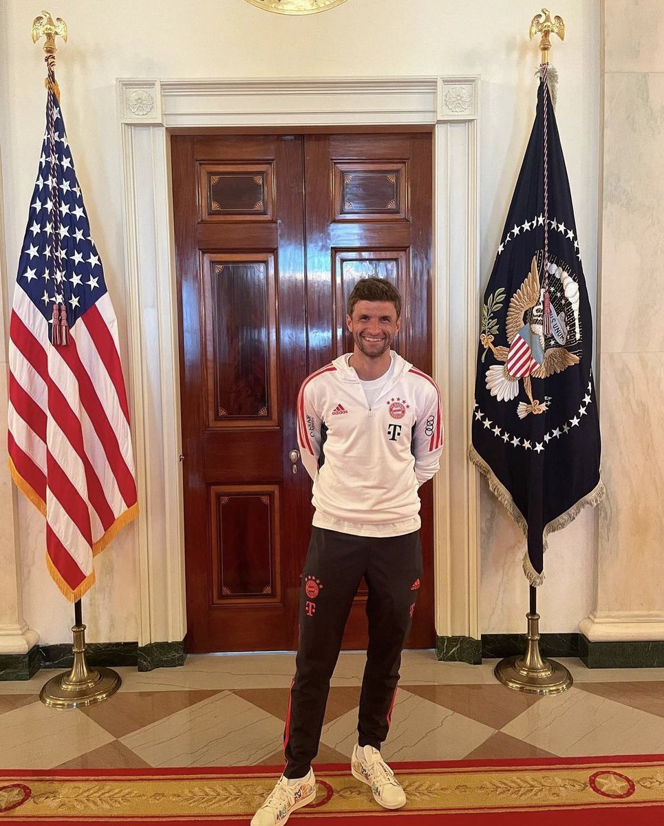 bayernsoup's tweet photo. Happy birthday Thomas Muller the president of the United States of America here he is enjoying his special day at the white house with the first lady 😘🎉🎂 https://t.co/vXJVpUNzwk