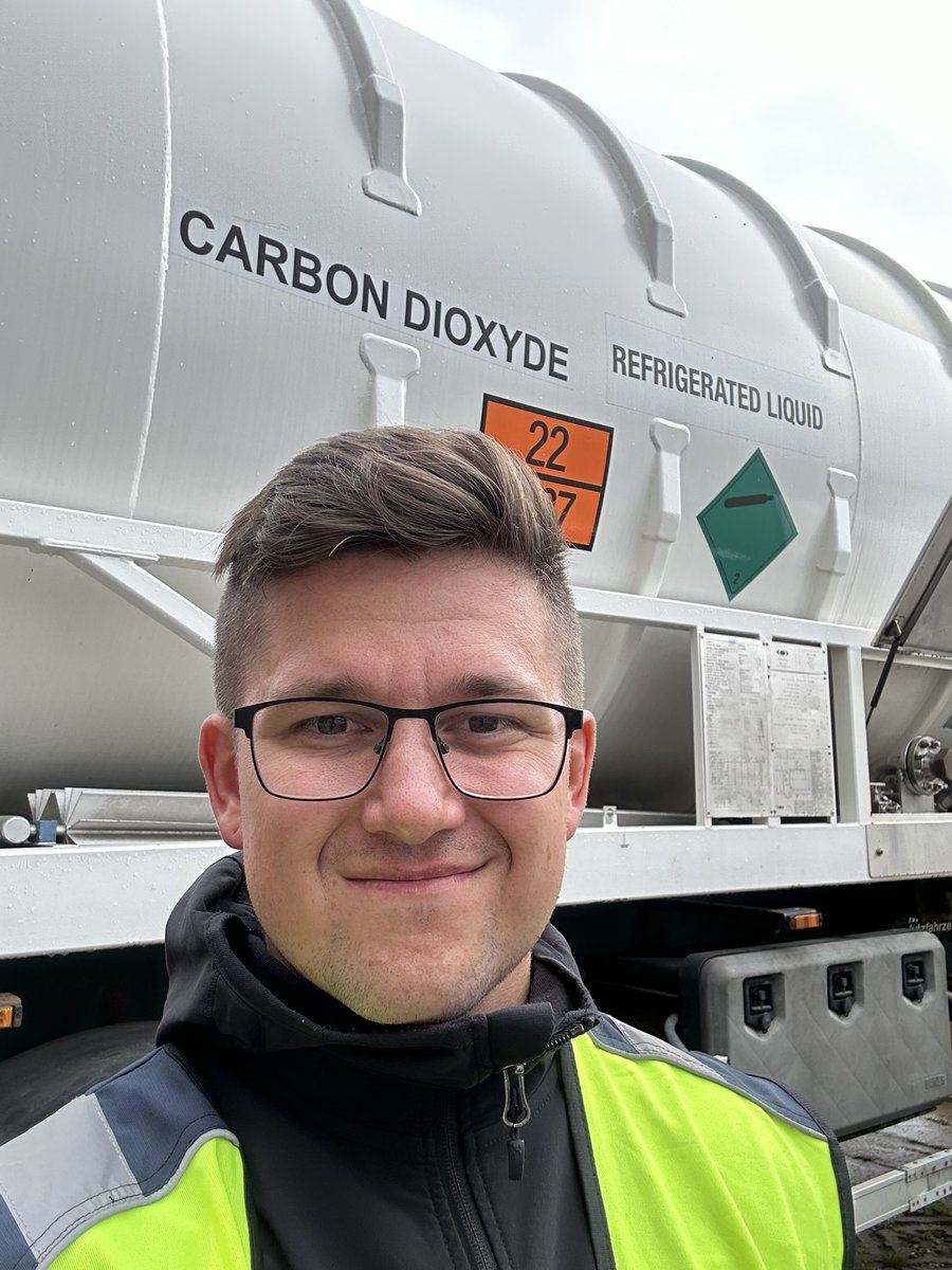 Tässäpä sitä on: hiilidioksidikovetettua betonia. Mutta kuvan tuotteessa -40% pienemmällä CO2-päästöllä pelkän sementin säästön myötä ➡️ <a href="/Carbonaide/">Carbonaide</a> on nyt TRL 9.

Joensuu-Lahti-junassa siis painavaa mutta vähähiilistä asiaa pöydällä kiitos tuliaiseni. Ihan konkreettisesti.