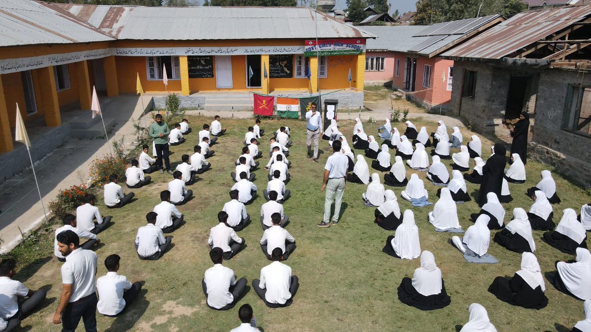 Safiyam49937636's tweet photo. Watergam Army Camp empowers students with a Just a Minute (JAM) session at Govt Boys Middle School, Watergam. JAM fosters communication skills, builds confidence and fuels public speaking passion. π€π· #JAMCompetition #EmpoweringStudents #PublicSpeaking #Watergam #Kashmir https://t.co/VNHWGWDu9z