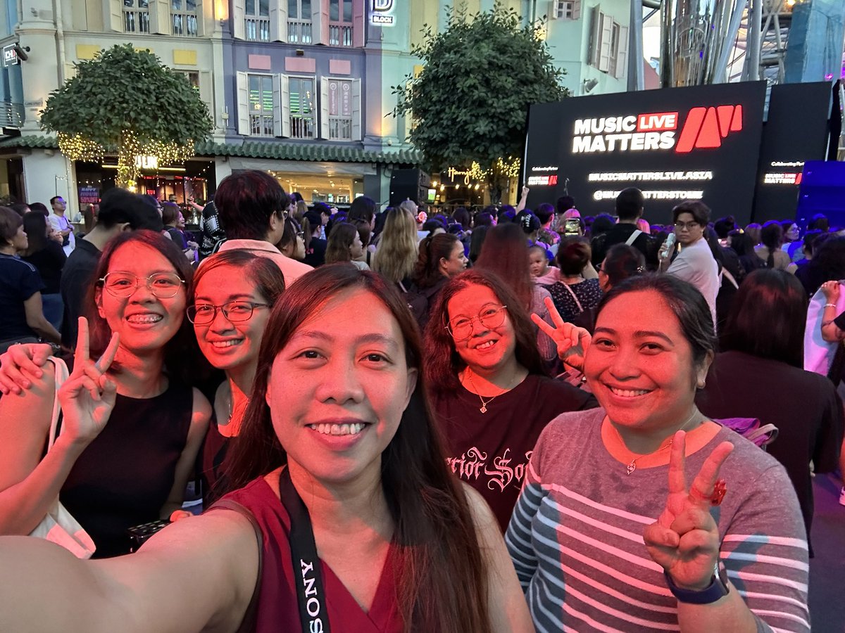 NynaeveATIN's tweet photo. @Chalie_19 @felipsuperior uu hehhehe
may reunion din hahhaha

FELIPSolo PerformanceInSG
@felipsuperior #FELIP
#COMPLEXLiveInSG https://t.co/hopIQF7WeU
