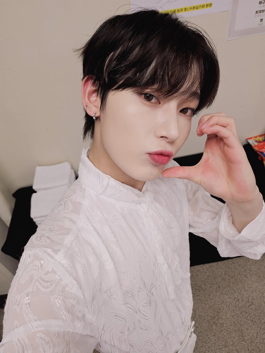he's so pretty and cutieful uwurieiue i hope the stylist keeps adding these on his hair 🥹