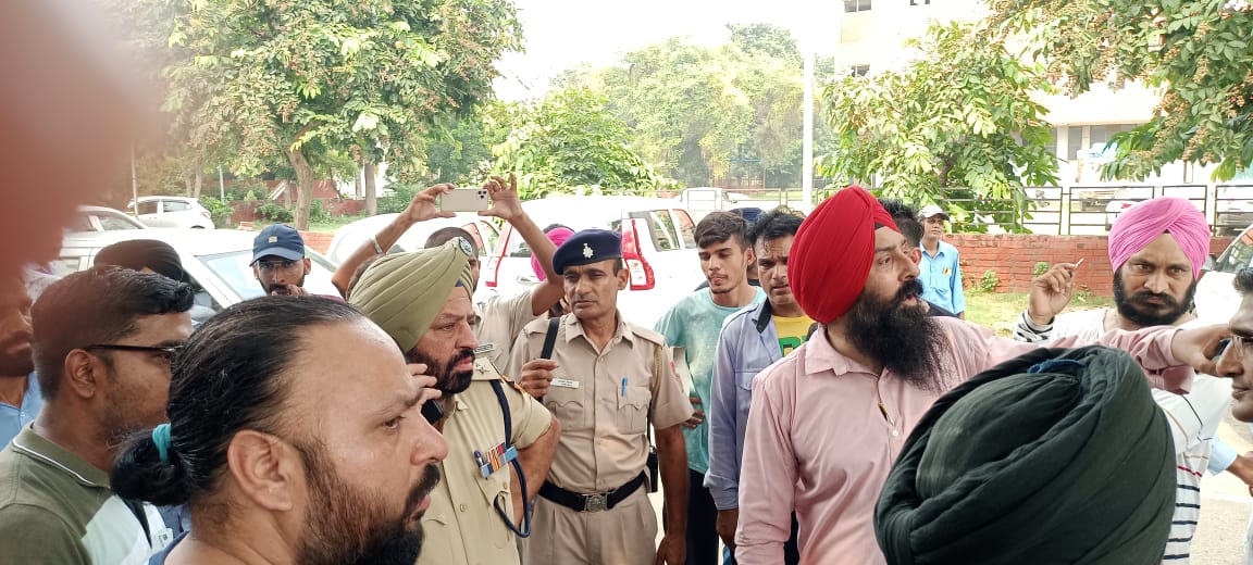 Amandee16550825's tweet photo. Cab operator Protest Against uber private bike attached in Chandigarh sector 47 https://t.co/dnpT3oKUE8
