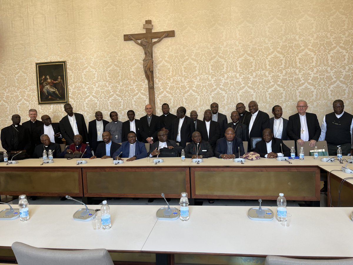 Visita de los Obispos de Camerún
Pasaron esta mañana por el Dicasterio de Doctrina de la Fe donde conversamos amablemente sobre los caminos del Evangelio en Camerún, su inculturación y las dificultades y esperanzas de estos hermanos. Fue un momento de fraternidad y de reflexión.