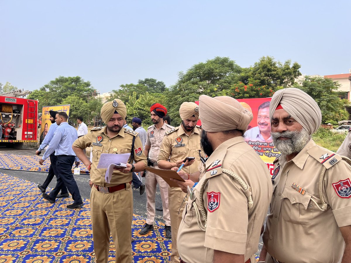 cpasr_acpnorth's tweet photo. In view of the arrival of Hon'ble Chief Minister of Punjab Sh. Bhagwant Singh Mann and Hon'ble Chief Minister of Delhi Sh. Arvind Kejriwal in the city, strict security arrangements were made by Commissionerate Amritsar Police to avoid any untoward incident.
#vvipduty #vvip https://t.co/3At3GeMGr3