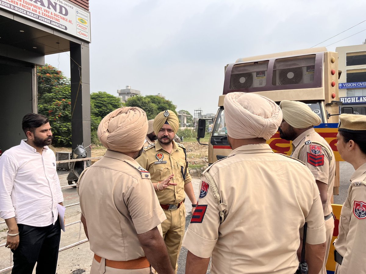 cpasr_acpnorth's tweet photo. In view of the arrival of Hon'ble Chief Minister of Punjab Sh. Bhagwant Singh Mann and Hon'ble Chief Minister of Delhi Sh. Arvind Kejriwal in the city, strict security arrangements were made by Commissionerate Amritsar Police to avoid any untoward incident.
#vvipduty #vvip https://t.co/3At3GeMGr3