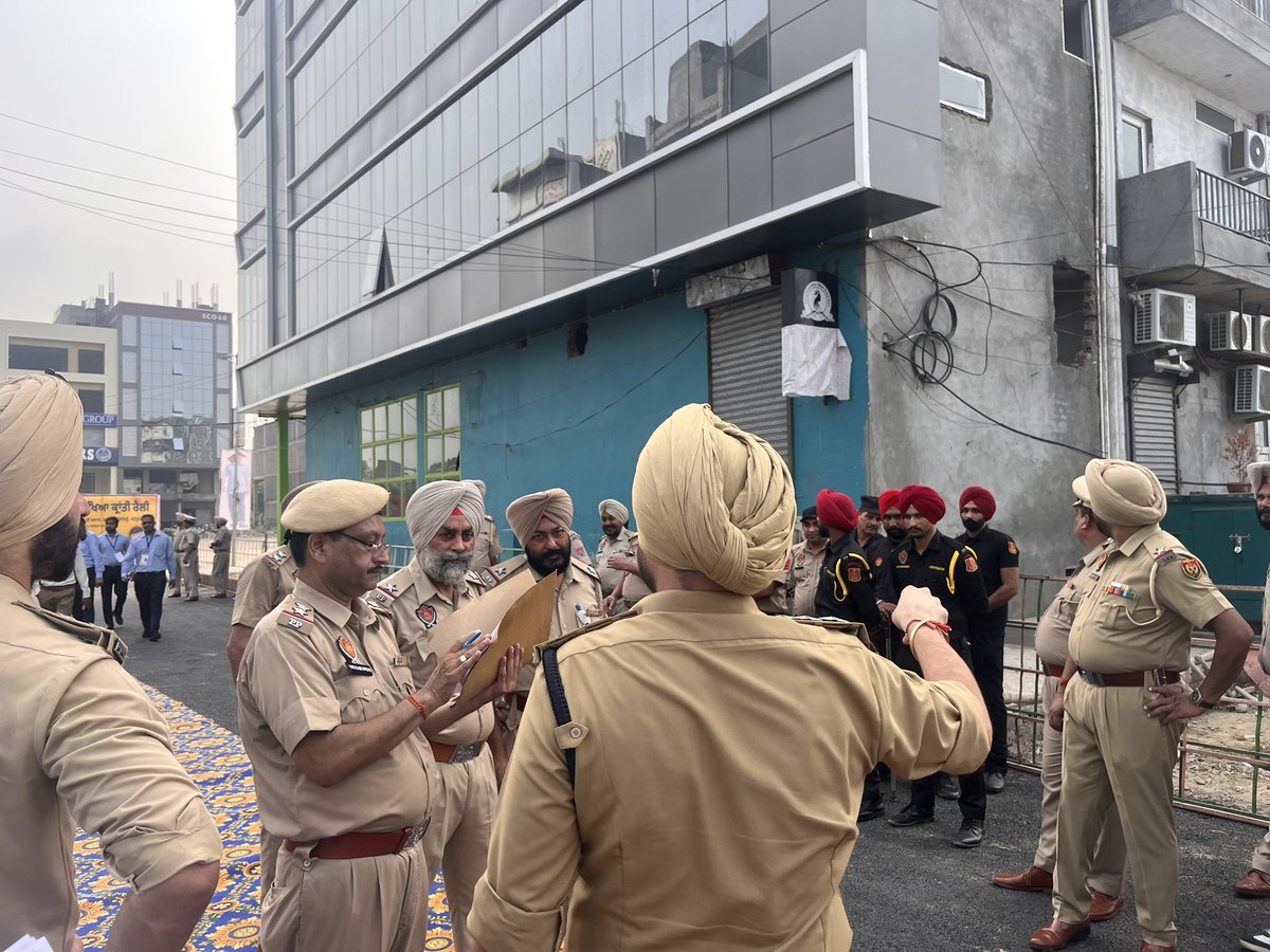 cpasr_acpnorth's tweet photo. In view of the arrival of Hon'ble Chief Minister of Punjab Sh. Bhagwant Singh Mann and Hon'ble Chief Minister of Delhi Sh. Arvind Kejriwal in the city, strict security arrangements were made by Commissionerate Amritsar Police to avoid any untoward incident.
#vvipduty #vvip https://t.co/3At3GeMGr3