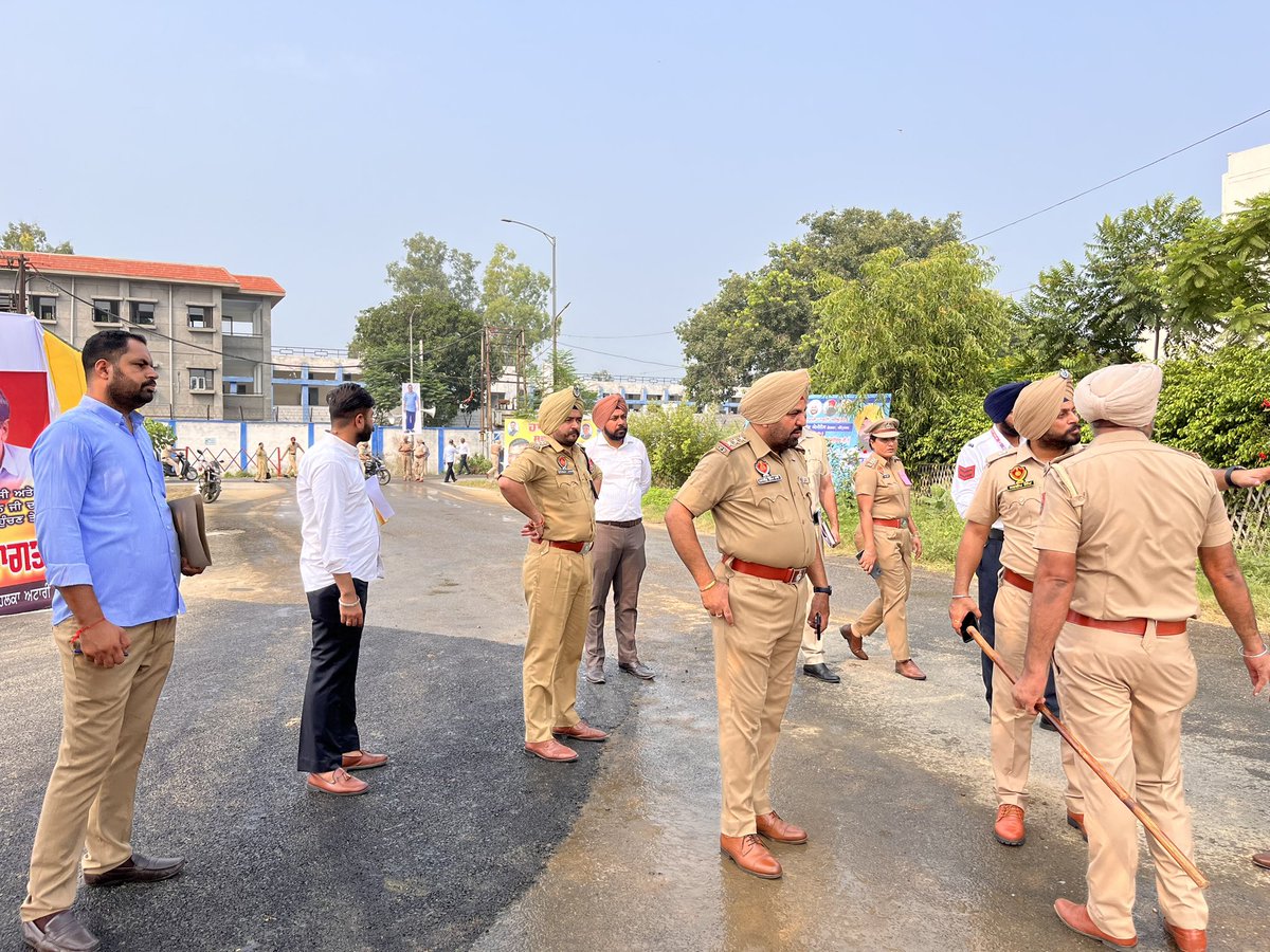 cpasr_acpnorth's tweet photo. In view of the arrival of Hon'ble Chief Minister of Punjab Sh. Bhagwant Singh Mann and Hon'ble Chief Minister of Delhi Sh. Arvind Kejriwal in the city, strict security arrangements were made by Commissionerate Amritsar Police to avoid any untoward incident.
#vvipduty #vvip https://t.co/3At3GeMGr3