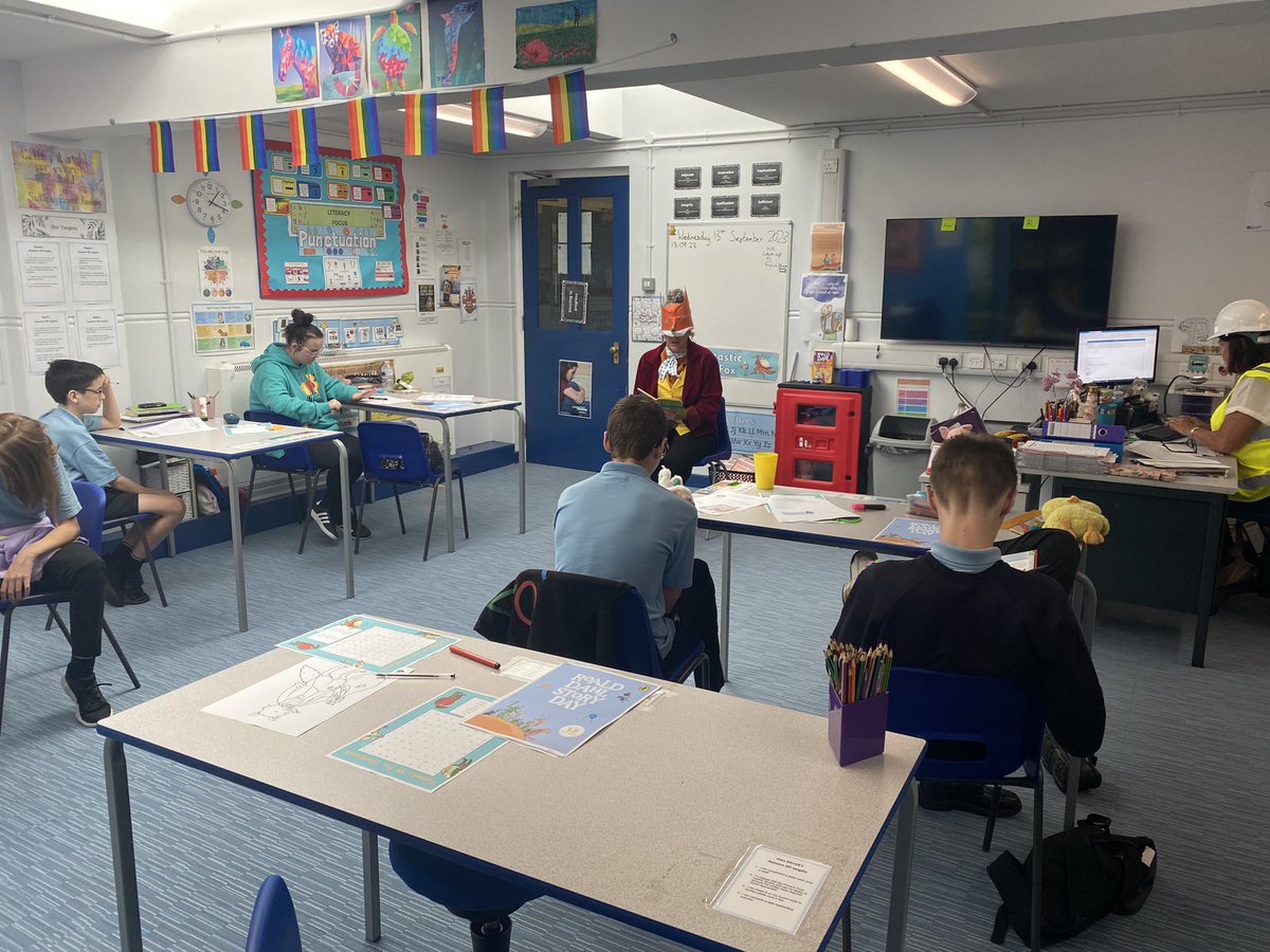 _SuttonHouse_'s tweet photo. Roald Dahl Day Sutton House academy. Special cheers to our Mr Fox aka Jo and Boggins aka Paula ⭐️#RoaldDahlDay #loveforbooks #classreading https://t.co/Wf1sGNHEki