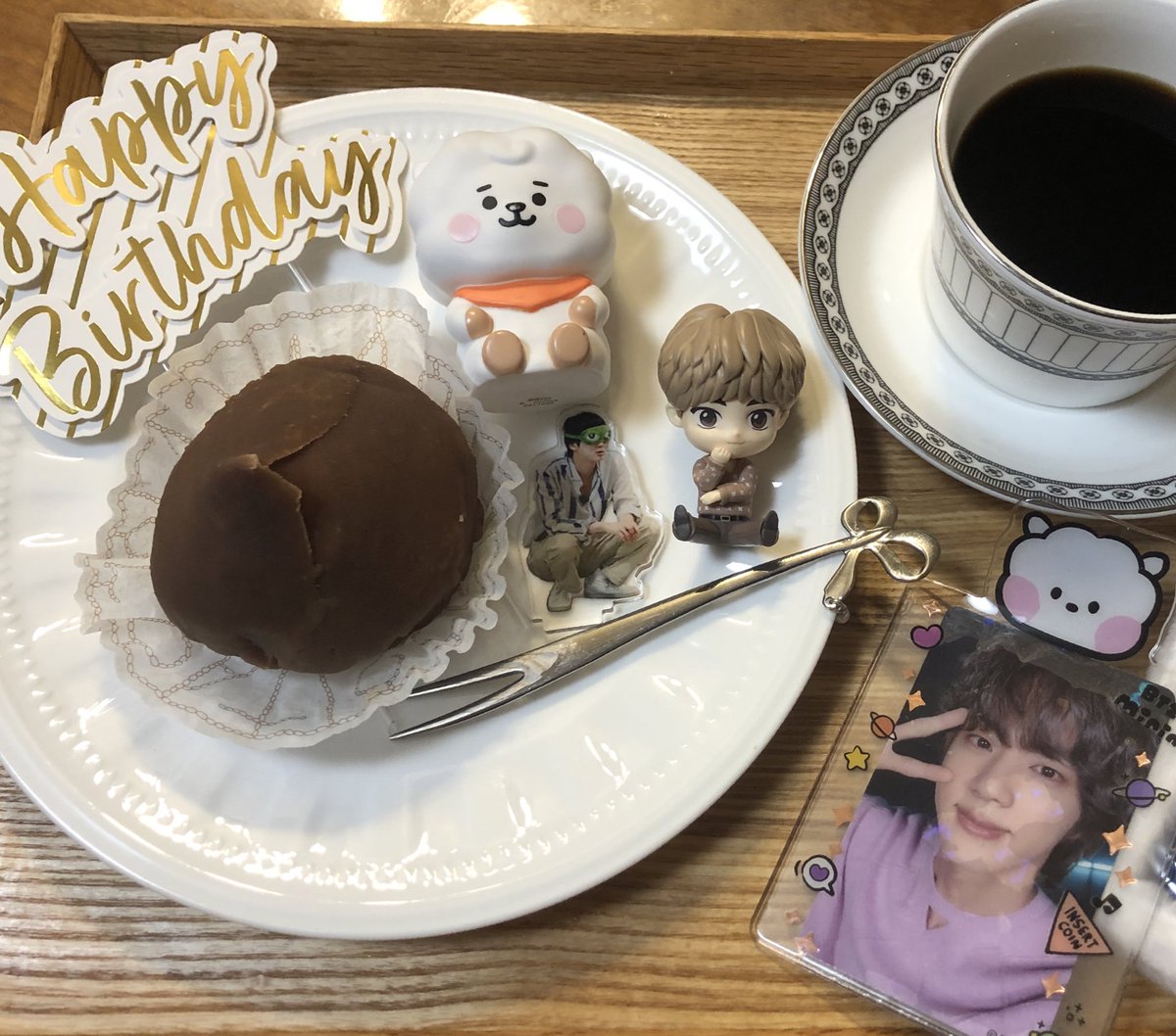YukiYuki134340's tweet photo. 安定のウィバソクジン節📱🤣
ウザ絡みの🐹くんご機嫌なご様子で何より😂
ほんとにこちらの🤴と同じ方ですかっ😇
Awake & Moon🌕そして🐨さんBDも合わせてお祝い☕️
FLY WITH JIN ✈️
#7YearsWithAwake
#1300DaysWithMoon
#달과지구가_함께한지_1300일
#방탄소년단진 #JIN
#WeLoveYouJin @BTS_twt https://t.co/JA3oKvpK0j