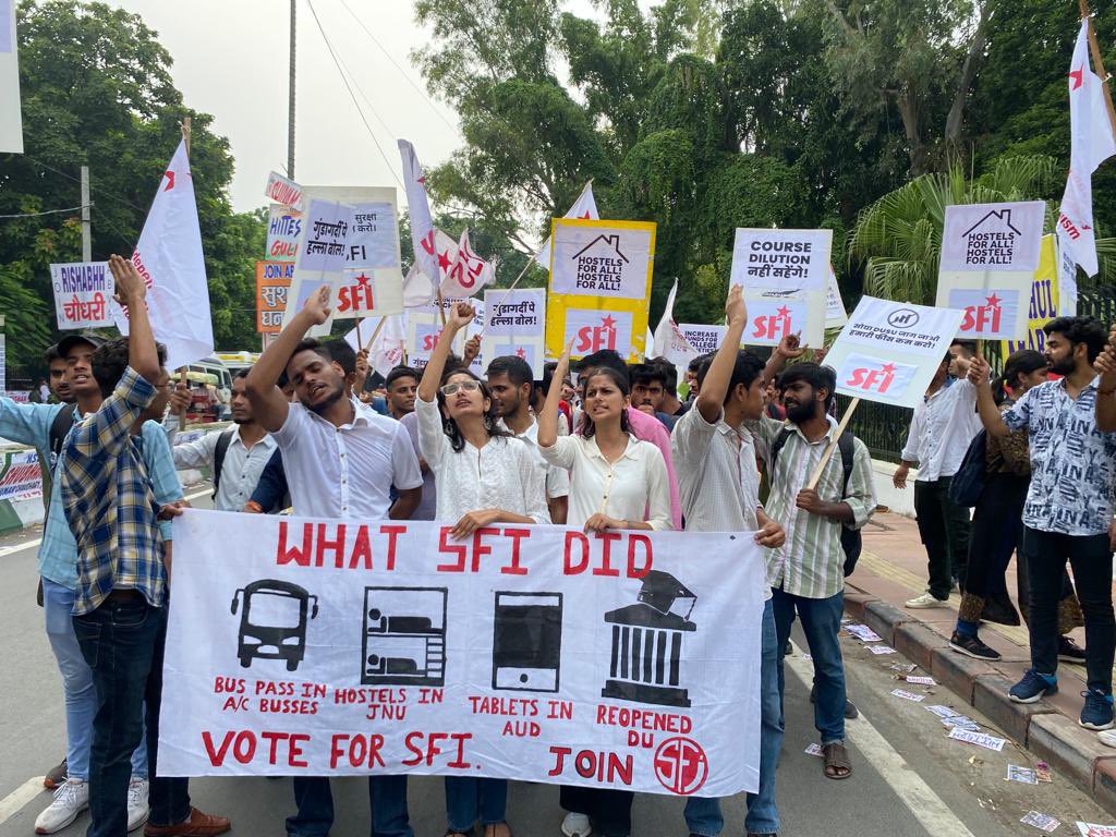 SfiDelhi's tweet photo. आगमी DUSU चुनाव के उपलक्ष में एस.एफ.आई दिल्ली विश्वविद्यालय ने करी 'Sadda Haq छात्र रैली'। दी.यू के इस पैसा खर्ची और गुंडागर्दी के चुनावी मौसम में इकलौती उम्मीद की तरह उठी इस रैली को विश्वविद्यालय के हजारों छात्रों ने दिया समर्थन
#SFI4DUSU #RejectABVP #SaddaHaqRally #hostels4all https://t.co/5IKQ8b0vLE
