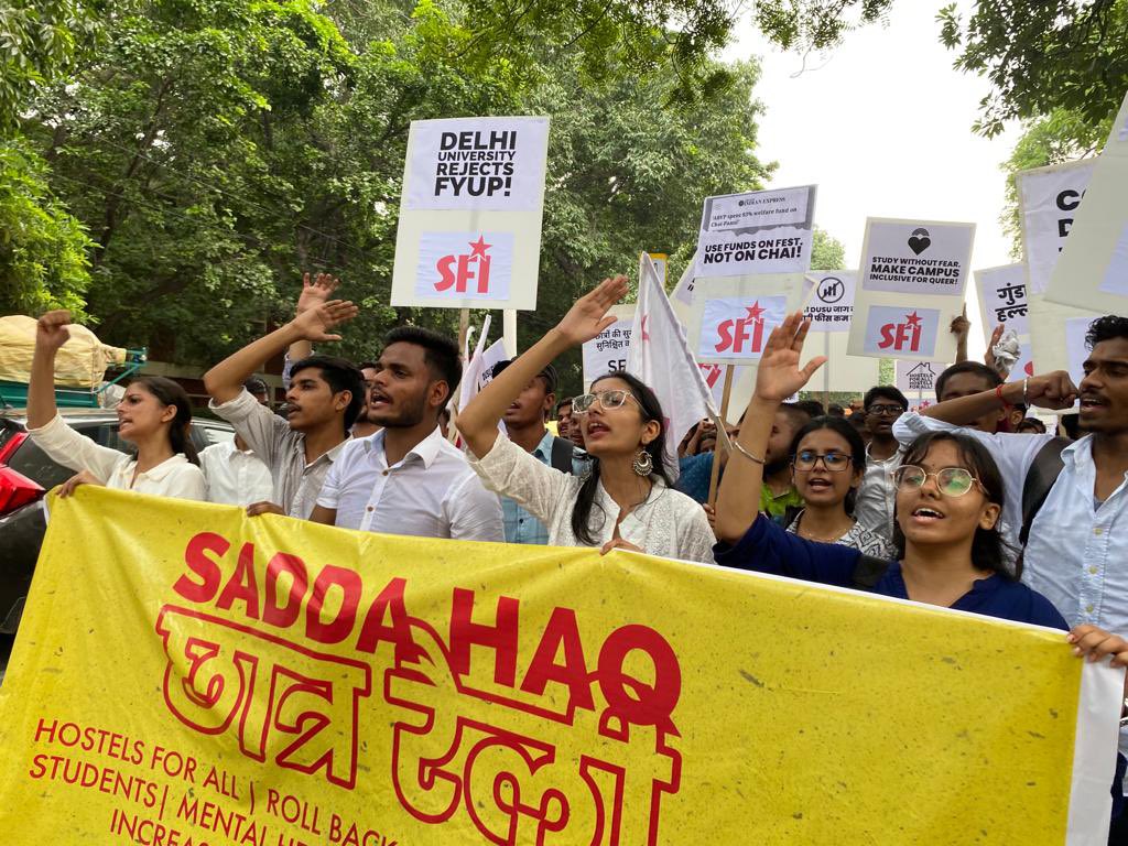 SfiDelhi's tweet photo. आगमी DUSU चुनाव के उपलक्ष में एस.एफ.आई दिल्ली विश्वविद्यालय ने करी 'Sadda Haq छात्र रैली'। दी.यू के इस पैसा खर्ची और गुंडागर्दी के चुनावी मौसम में इकलौती उम्मीद की तरह उठी इस रैली को विश्वविद्यालय के हजारों छात्रों ने दिया समर्थन
#SFI4DUSU #RejectABVP #SaddaHaqRally #hostels4all https://t.co/5IKQ8b0vLE