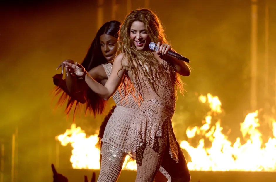 TakisEsp's tweet photo. Mi bestie y yo cuando nos comemos un paquete de Takis® #AFullConTakis #VMAs https://t.co/LY1EY0iyEZ