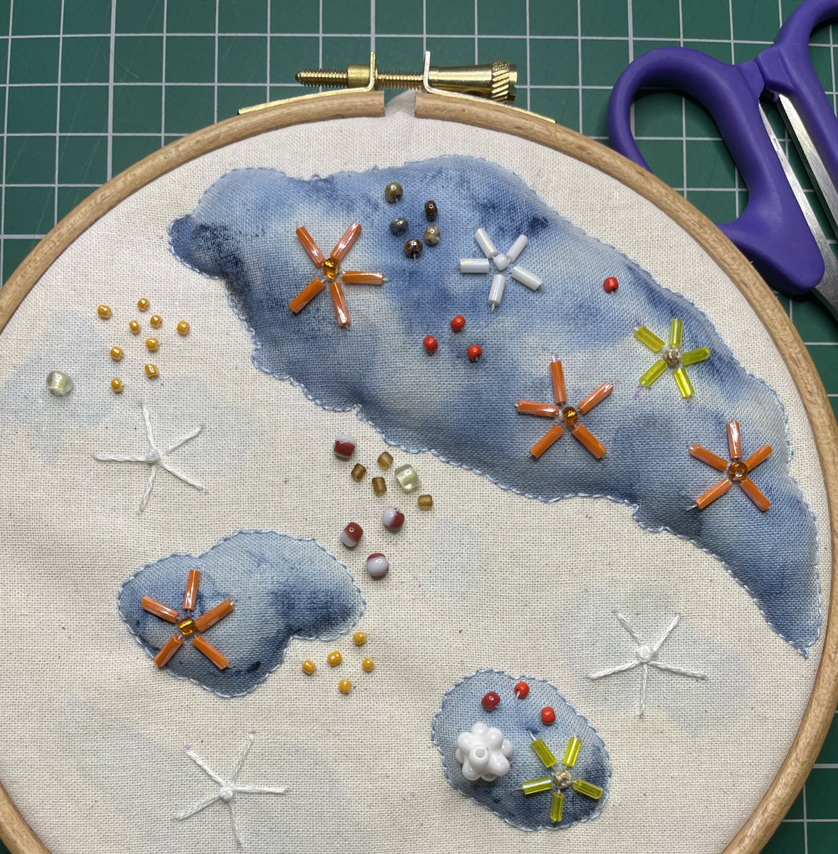 CarolineHack's tweet photo. More sampling and playing in progress. Using #Trapunto to raise the watercolour painted fabric surface. Thinking about outcrops and #BrittleStars, #GlassSponges and #Tunicates.
#Beading #HandEmbroidery https://t.co/SJx8xBNVqq
