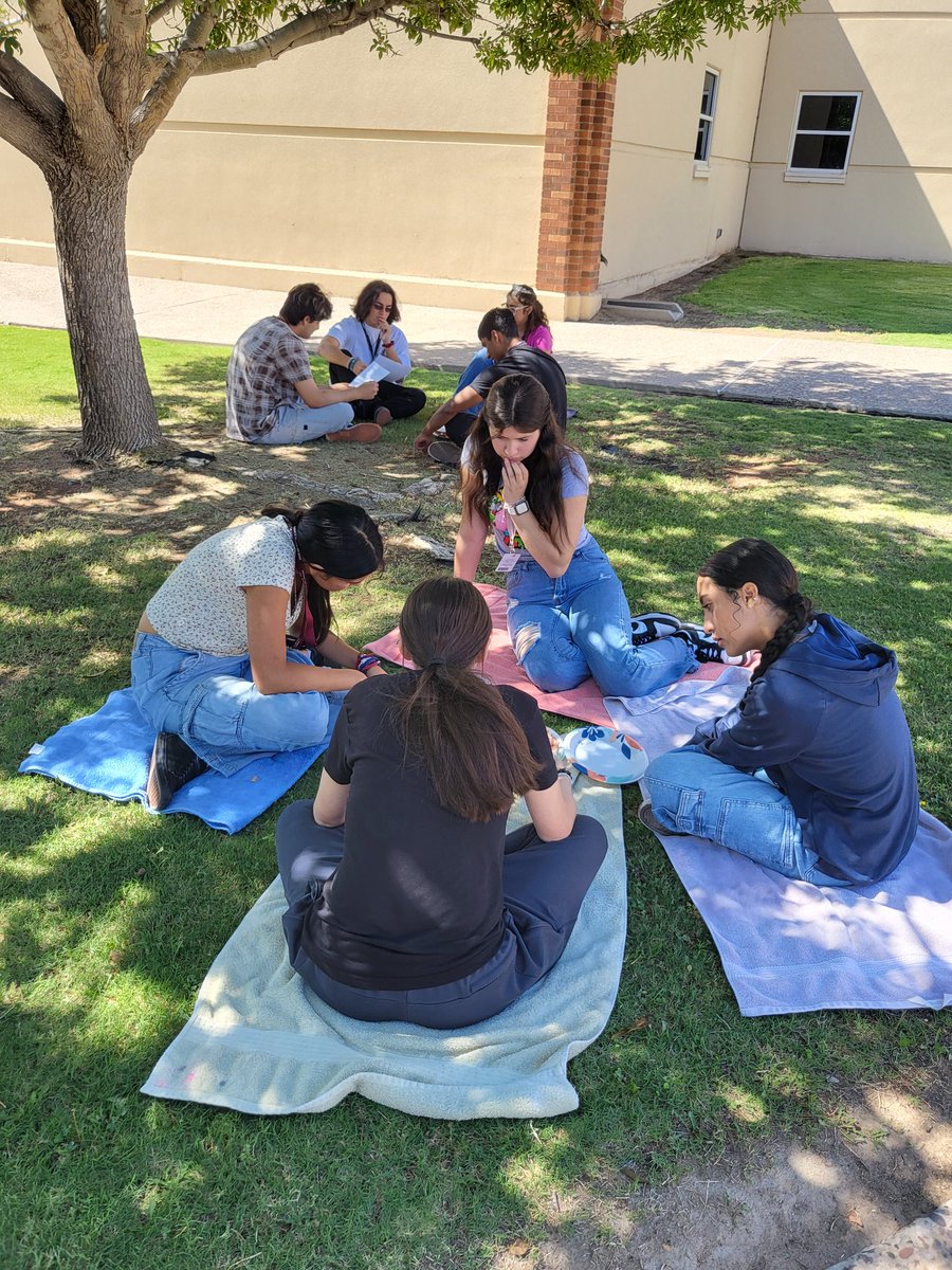 YHS_Cheer's tweet photo. Outside learning... 
#nophones
#justtalking https://t.co/7PdU9PWGM6