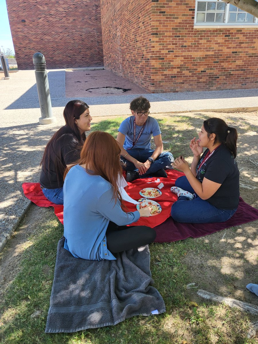 YHS_Cheer's tweet photo. Outside learning... 
#nophones
#justtalking https://t.co/7PdU9PWGM6