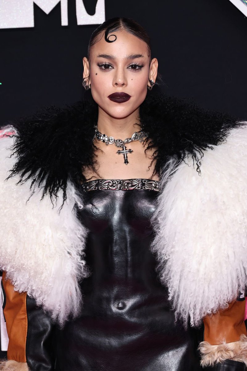 Elle Magazine nombra a @DannaPaola cómo la quinta mejor vestida en la alfombra roja de #VMAs  

— En la misma lista destacan artistas como Nicki Minaj, Karol G, Selena Gomez, Taylor Swift, Doja Cat entre otras.