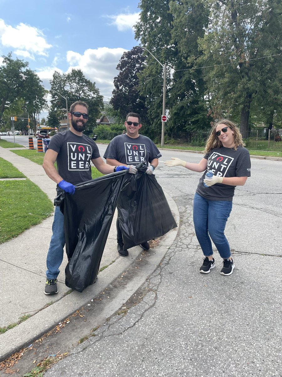 UnitedWayWECK's tweet photo. Rocket Innovation Studio! 👏👏Thank you for being great partners during the Community Clean Up and sponsoring the lunch for all volunteers 🥪♻️

@RKTMortgageCA https://t.co/Ise9eujrFk