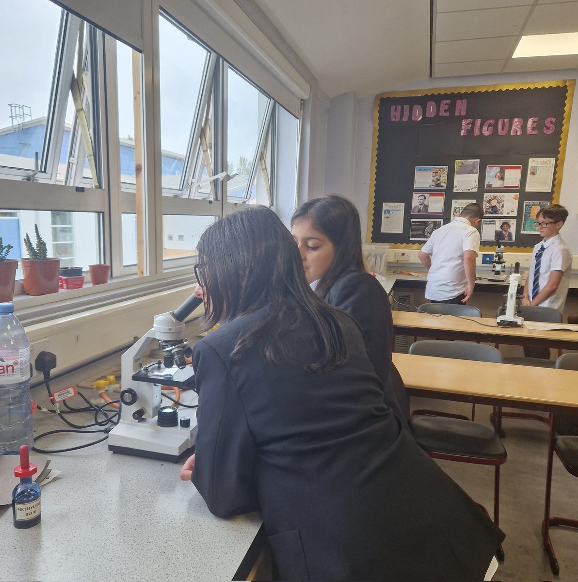 SmithycroftPhys's tweet photo. It was 1Bs turn this week to look at their own cheek cells under the microscope! π¬
They did a brilliant job following instructions and helping each other, and they all got amazing results! Well done π
#ScienceIsFun #ScienceIsNurturing #EverydayScience https://t.co/le2oy4S0F6