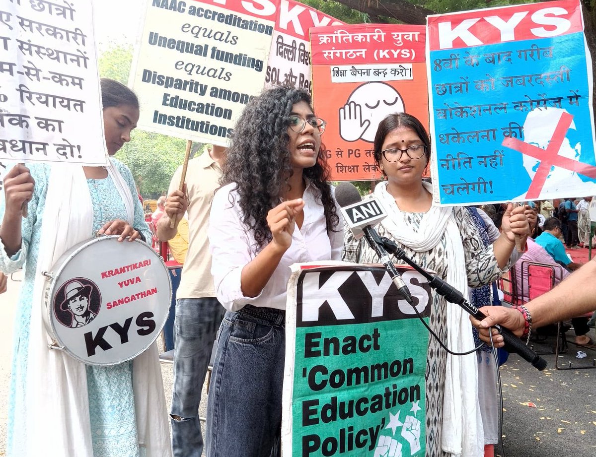 krantikari_yuva's tweet photo. KYS PARTICIPATES IN JFME RALLY AT JANTAR MANTAR AGAINST NEP 2020!

CALLS FOR ITS REPEAL!!

CONDEMNS PROMOTION OF INFORMAL EDUCATION!!

#privatisationdown
#rollbackNEP2020 https://t.co/5hPusmhjP7