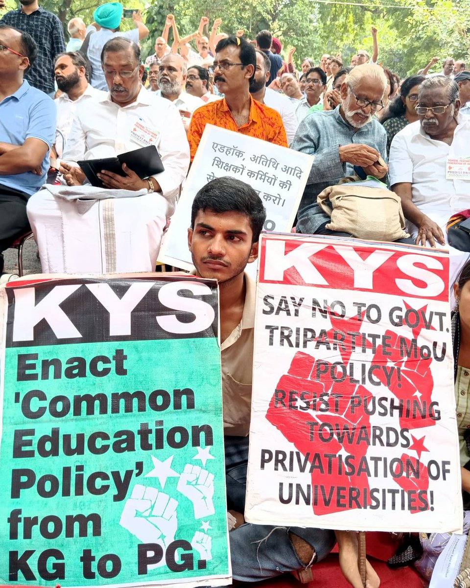 krantikari_yuva's tweet photo. KYS PARTICIPATES IN JFME RALLY AT JANTAR MANTAR AGAINST NEP 2020!

CALLS FOR ITS REPEAL!!

CONDEMNS PROMOTION OF INFORMAL EDUCATION!!

#privatisationdown
#rollbackNEP2020 https://t.co/5hPusmhjP7