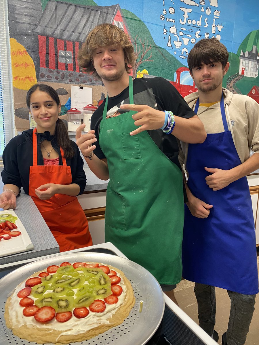 LuetschA's tweet photo. Culinary 1 practicing their cutting and design skills with fruit pizza https://t.co/jhVhhb0UZi