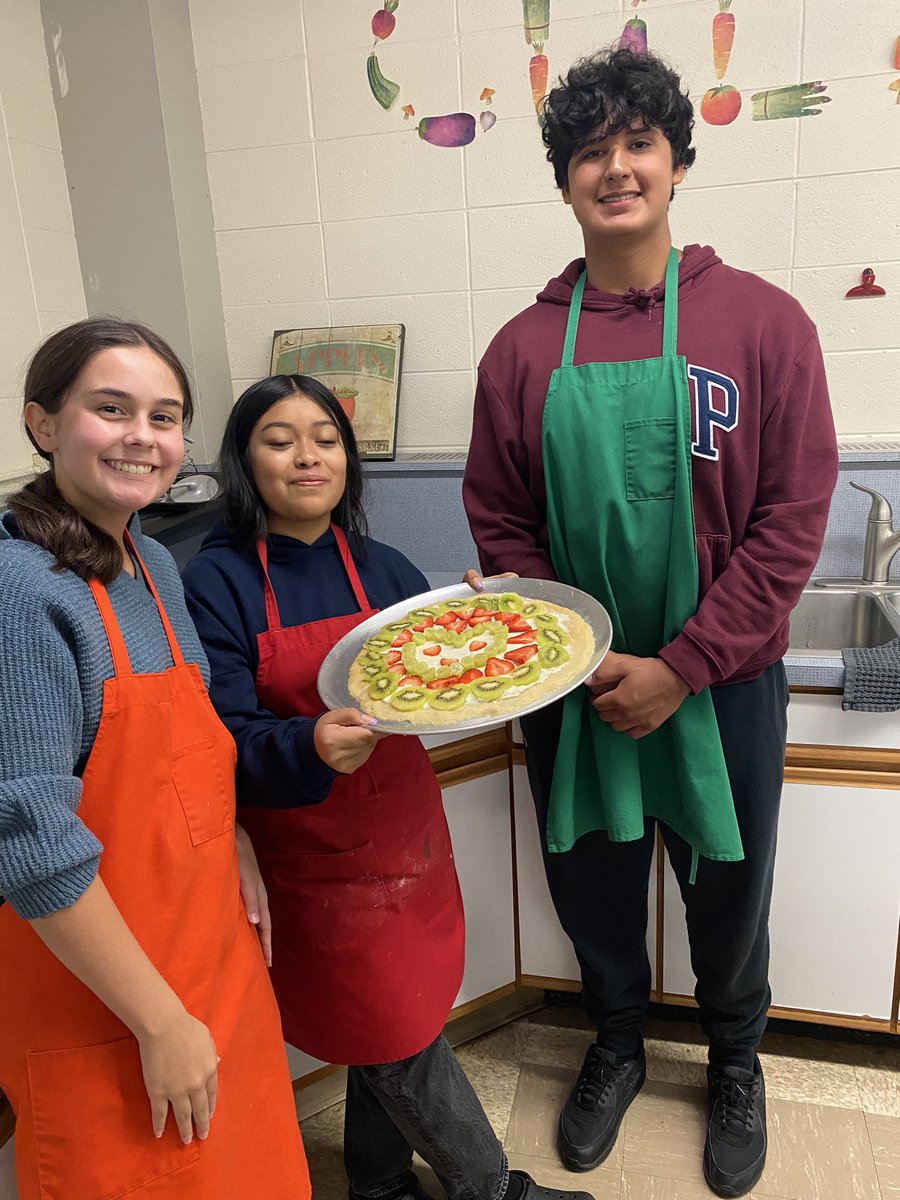 LuetschA's tweet photo. Culinary 1 practicing their cutting and design skills with fruit pizza https://t.co/jhVhhb0UZi