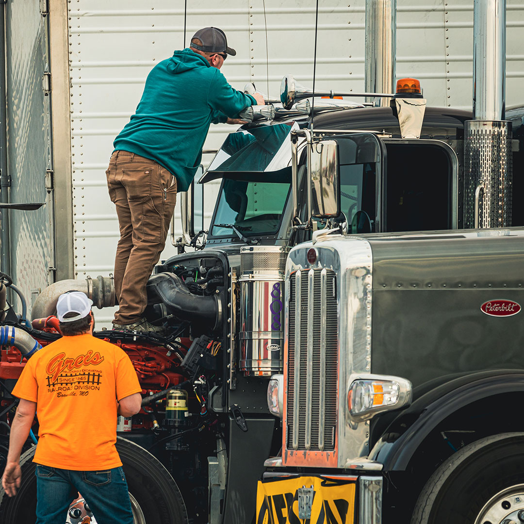 4StateTrucks's tweet photo. Make sure you thank the truck drivers in your lives this Trucker Appreciation Week! It's the time for celebrating those hardworking guys & gals out there who keep the world running. πππ
#4StateTrucks #semitrucks #trucking #trucker #truckerslife #TruckerAppreciationWeek https://t.co/X4a8EfByKh