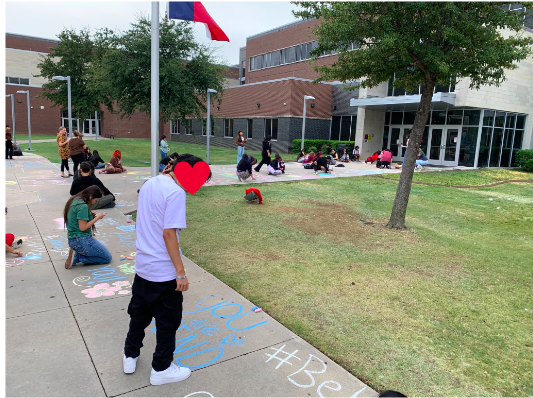 The skies are cloudy outside, but things are bright @LewisvilleHS where students are creating messages of kindness to greet all who enter our school.
#BetheOne #LISDBeKind #ONELISD